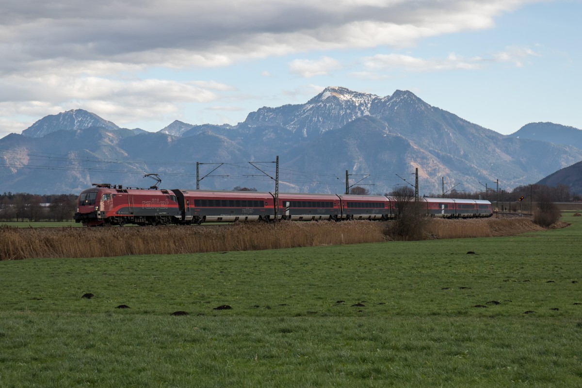 1116 224-7 aus Salzburg kommend am 4. Dezember 2015 bei Bernau.