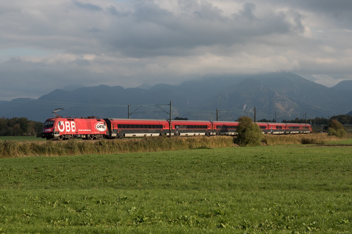 1116 225-4 diesmal mit einer normalen Rail-Jet-Garnitur unterwegs. Aufgenommen am 9. Oktober 2015 bei Bernau am Chiemsee.