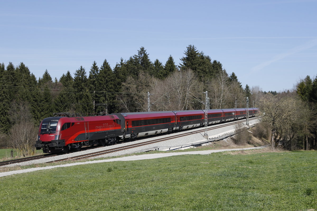 1116 228 mit einer  Railjet -Garnitur am 26. Mrz 2016 aus Salzburg kommend bei Grabensttt.
