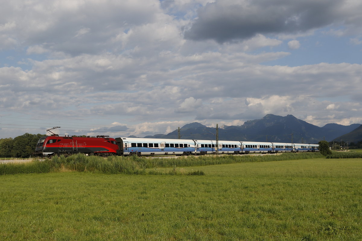1116 228 mit der  Ski-Austria-Railjet-Garnitur  aus Salzburg kommend am 26. Juni 2018 bei Bernau am Chiemsee.