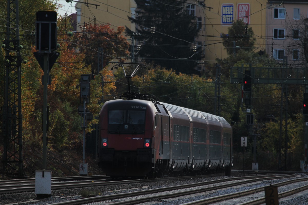1116 230-2 am 21. Oktober 2013 auf dem Weg zum Mnchner Hauptbahnhof. Aufgenommen in Mnchen-Heimeranplatz.
