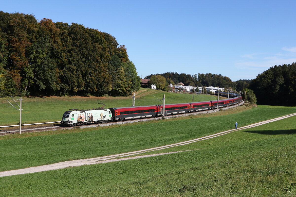 1116 231  BIO AUSTRIA  war mit einem  Railjet  bei Axdorf in Richtung Rosenheim unterwegs.
