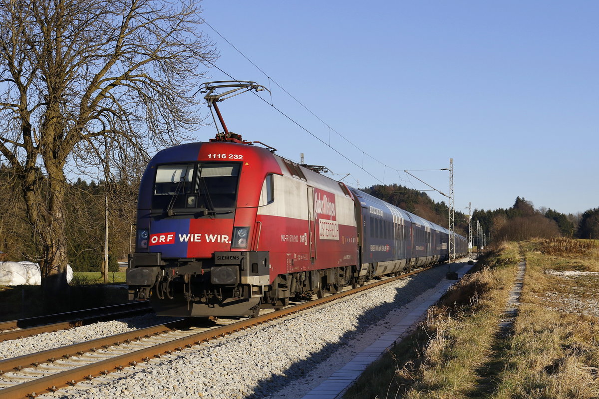 1116 232 schob am 29. Dezember 2016 den  ORF-Railjet  bei Grabensttt in Richtung Salzburg.