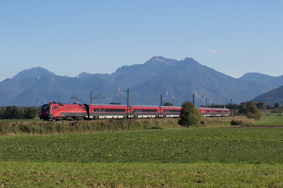 1116 233 mit einem  Railjet  aus Salzburg kommend am 1. Oktober 2015 bei Bernau.