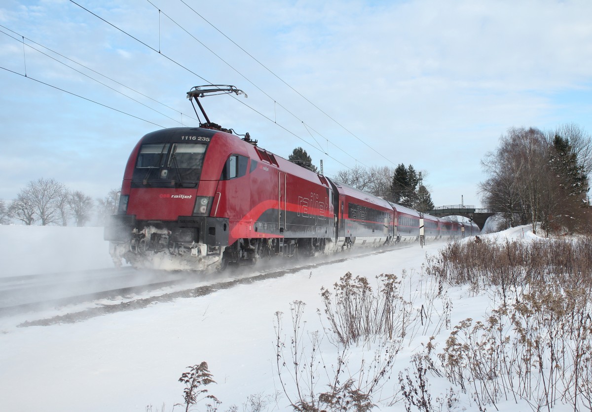 1116 235-3 schiebend in Richtung Salzburg im Einsatz. Aufgenommen am 1. Januar 2015 bei bersee.