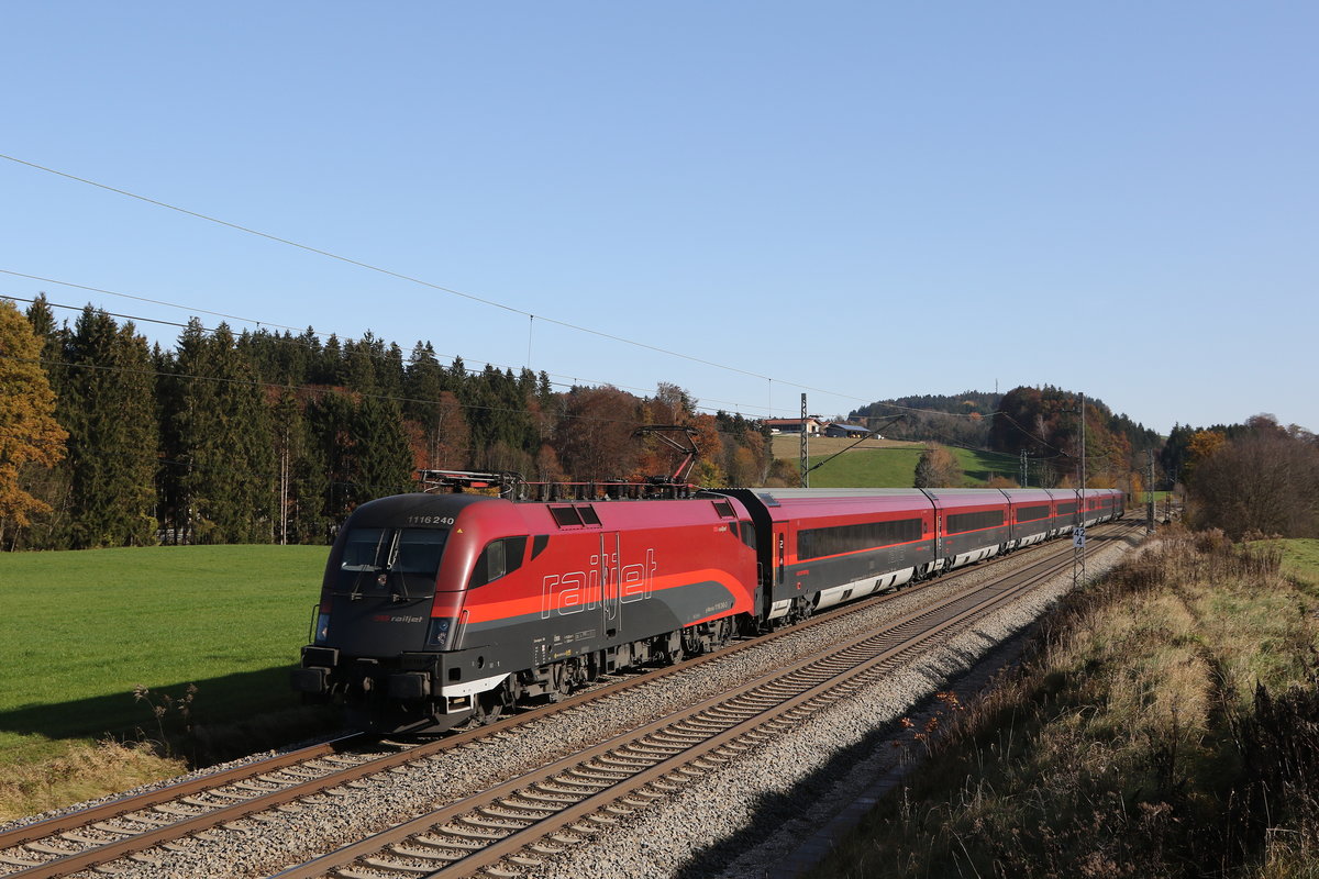 1116 240 auf dem Weg nach Mnchen am 9. November 2020 bei Grabensttt.