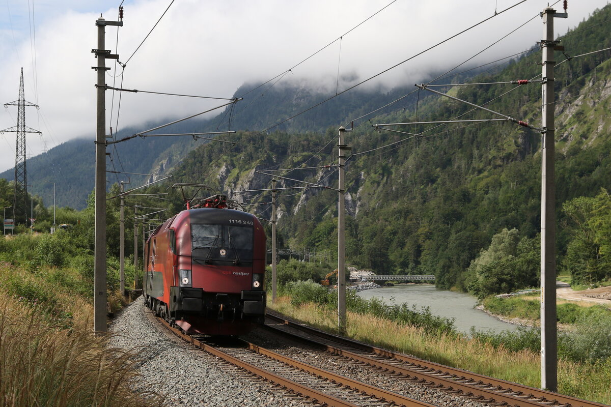1116 240 war am 27. Juli 2023 bei Golling in Richtung Salzburg unterwegs.