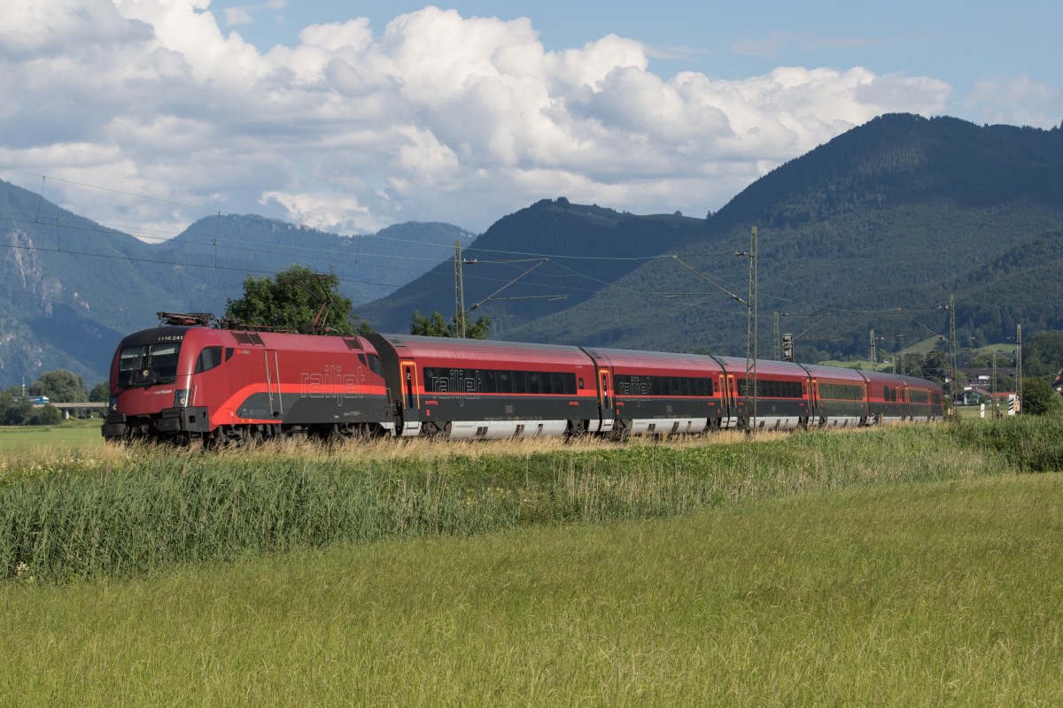 1116 241 von Salzburg kommend am 24. Juni 2015 bei Weisham.