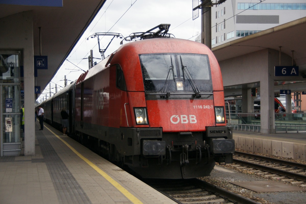 1116 242-7 am 29. Juni 2011 im Bahnhof von Kufstein.