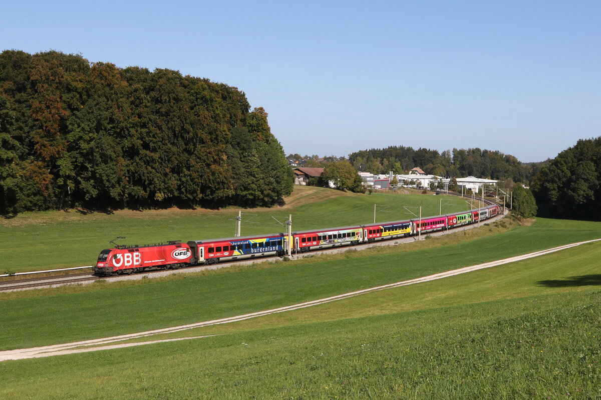 1116 249 mit dem  FB-Railjet  aus Salzburg kommend am 11. Oktober 2023 bei Axdorf im Chiemgau.