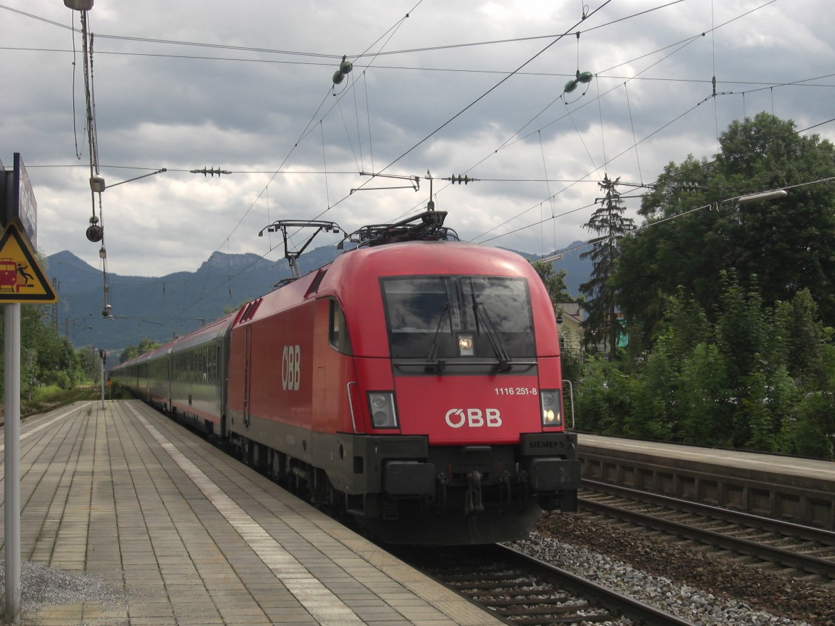 1116 251 durchfhrt am 10. Juli 2009 den Bahnhof von Prien am Chiemsee.