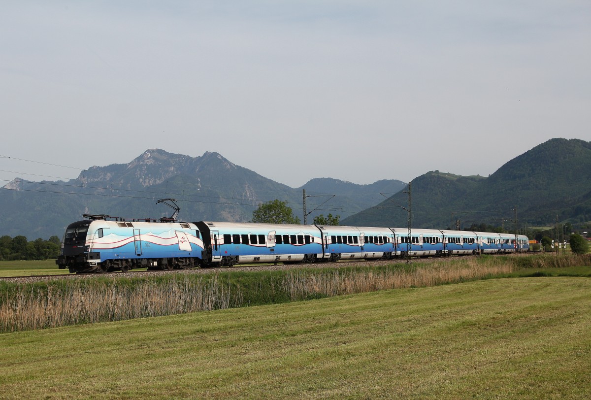 1116 251 mit dem  Ski Austria Railjet  aus Salzburg kommen am 12. Mai 2015 bei Weisham.