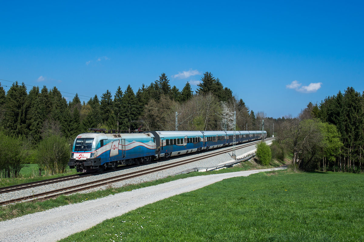 1116 251 mit dem  Ski Austria Railjet  am 9. April 2017 bei Grabensttt am Chiemsee.