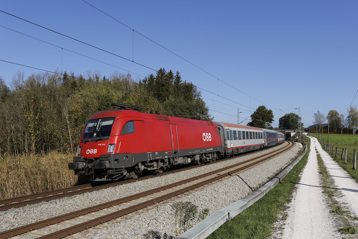1116 252 im Einsatz vor einem  EC . Aufgenommen bei Grabensttt am 22. Oktober 2018.