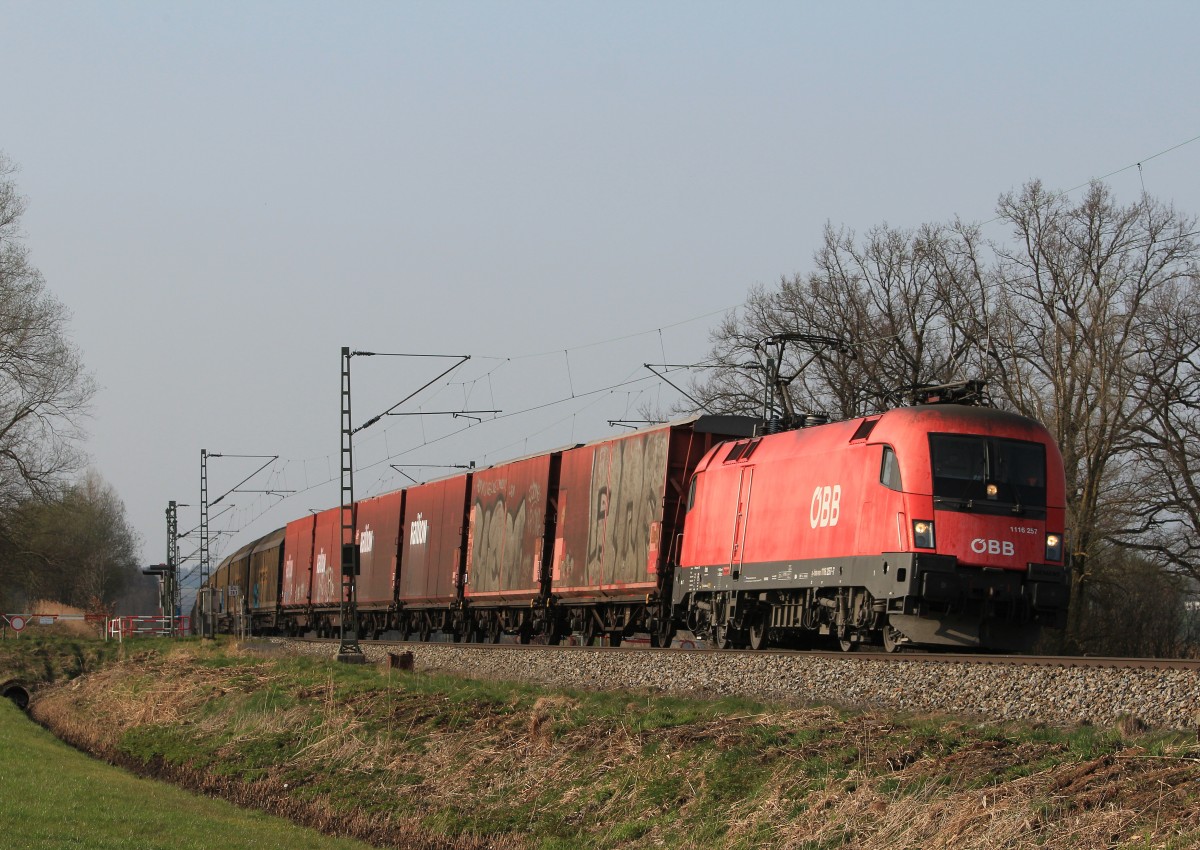1116 257-7 war am 1. April 2014 mit einem Gterzug bei Weisham in Richtung Salzburg unterwegs.
