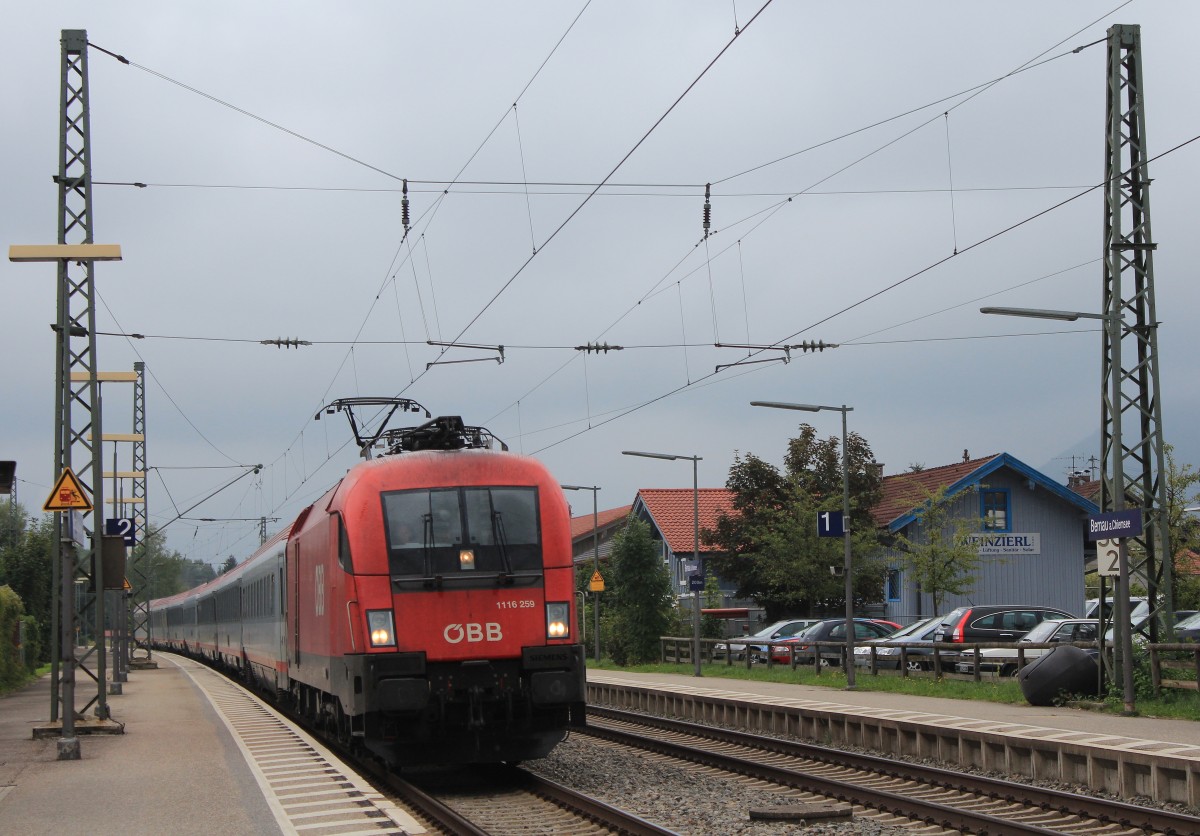 1116 259-3 durchfhrt am 27. August 2013 den Bahnhof von Bernau am Chiemsee.