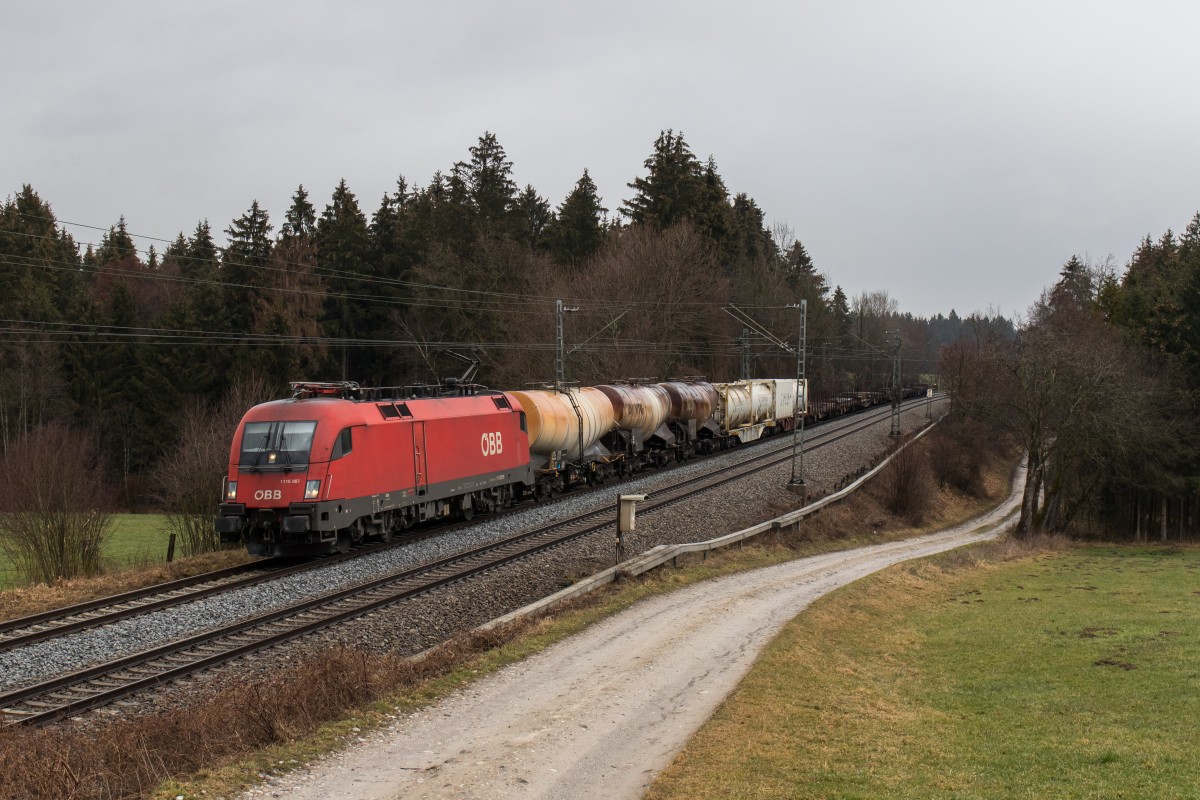 1116 267-6 mit einem gemischten Gterzug am 13. Februar 2016 aus Salzburg kommend bei Sossau.