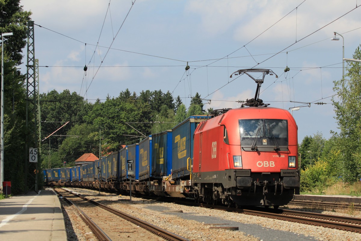 1116 268-2 durchfhrt am 20. August 2013 mit dem  Walter-Zug  den Bahnhof von Assling.