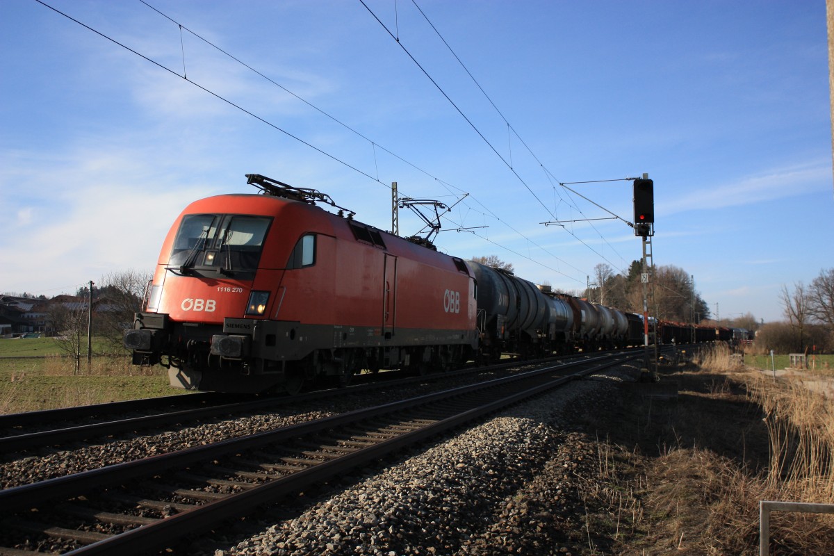1116 270-8 mit einem gemischten Gterzug am 8. Mrz 2013 bei Bernau am Chiemsee.