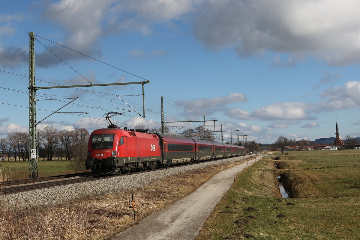 1116 273 schiebend an einem Railjet in Richtung Salzburg am 5. Februar 20222 bei bersee am Chiemsee.