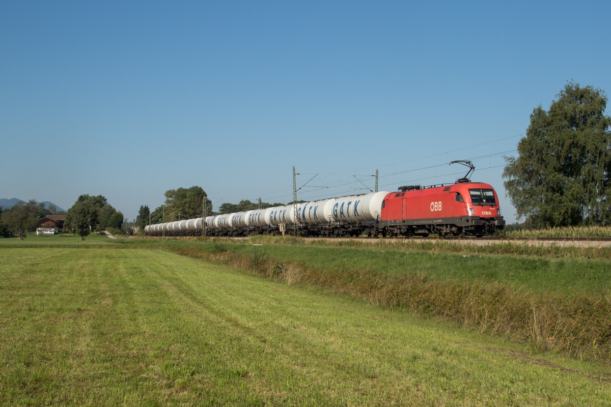 1116 277-5 war mit einem Kesselwagen-Ganzzug am 29. August 2015 bei bersee in Richtung Salzburg unterwegs.
