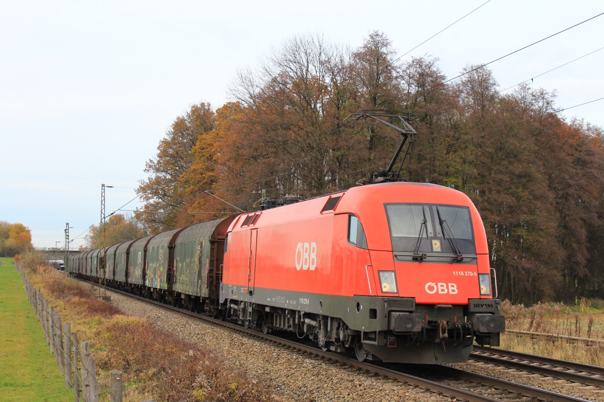 1116 279-9 mit einem gemischten Gterzug aus Mnchen kommend am 10. November 2012 bei Vogl.
