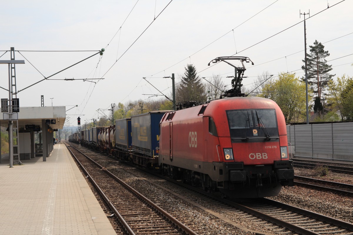 1116 279-9 war mit dem  Walter-Zug  am 12. April 2014 bei Zorneding in Richtung Mnchen unterwegs.