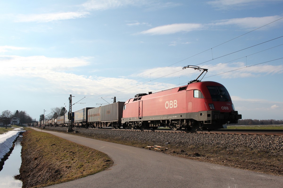 1116 281-7 war am 27. Februar 2015 mit einem Gterzug bei bersee in Richtung Salzburg unterwegs.
