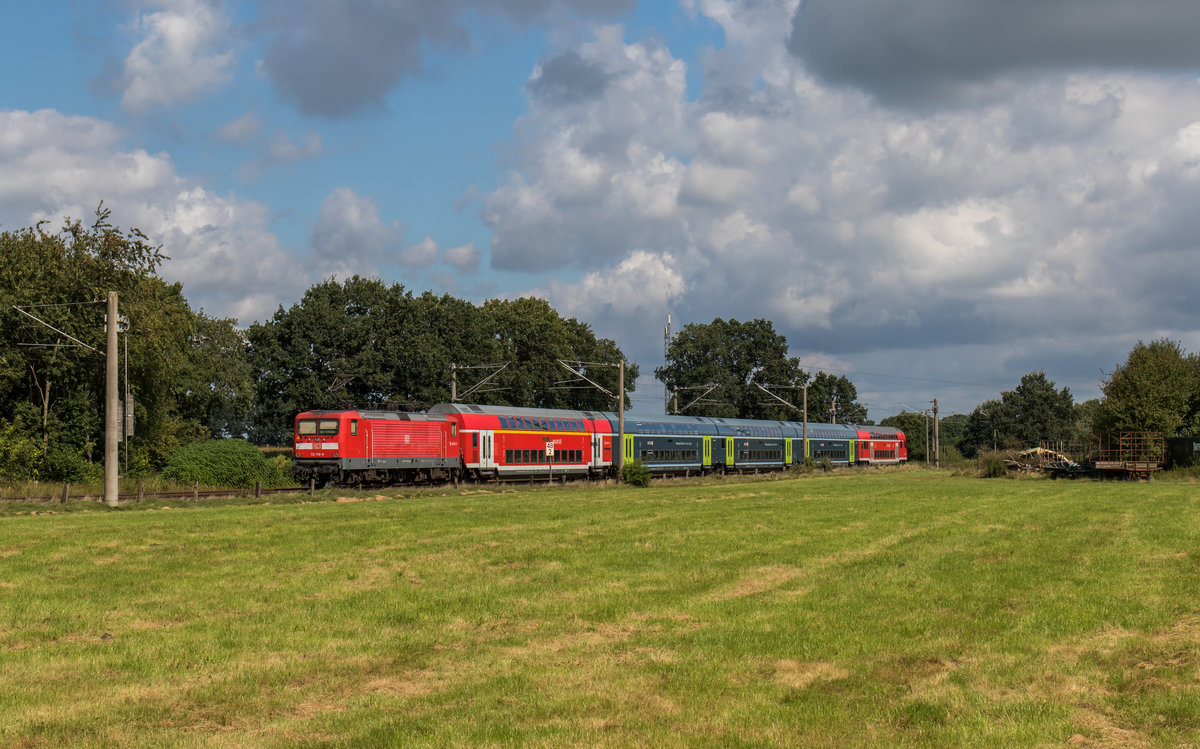 112 178-9 mit einem Regionalzug am 30. August 2016 bei Wulfsmoor.