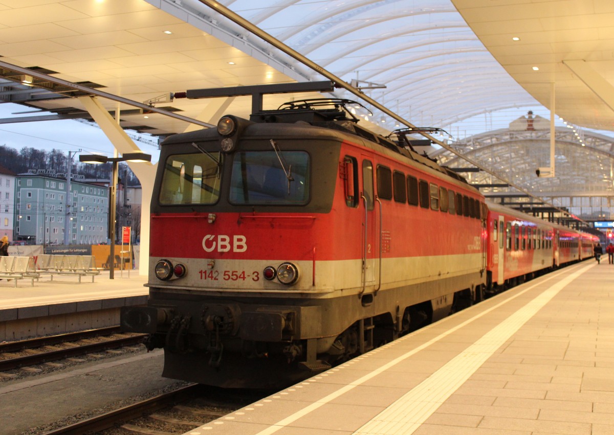 1142 554-3 steht am 3. Januar 2013 abfahrbereit im Salzburger Hauptbahnhof.