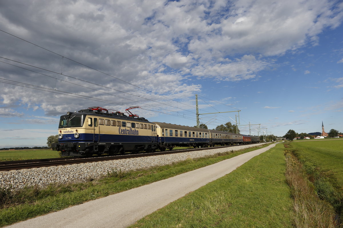 1142 704 von  Centralbahn  mit einem Sonderzug aus Salzburg kommend am 23. September 2018 bei bersee am Chiemsee.