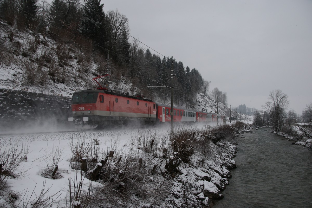 1144 024-7 war am 24. Januar 2015 bei St. Johann schiebend im Einsatz.