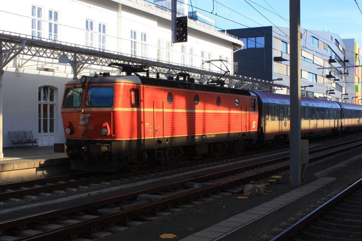 1144 040-1 am 20. Mrz 2014 kurz vor der Abfahrt aus dem Salzburger Hauptbahnhof.