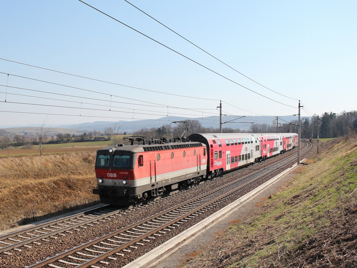 1144 050-2 war am 18. Mrz 2015 bei Bheimkirchen in Richtung St. Plten unterwegs.