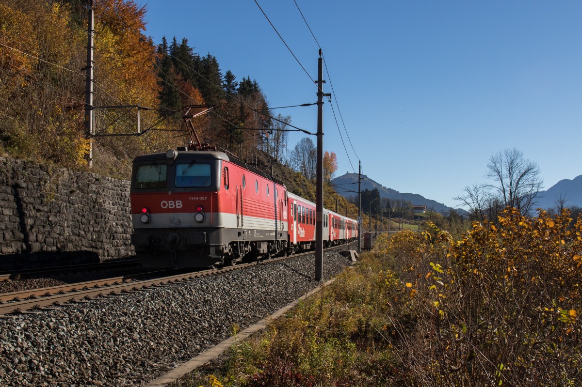 1144 057 schiebend am 1. November 2015 kurz nach St. Johann in Tirol.