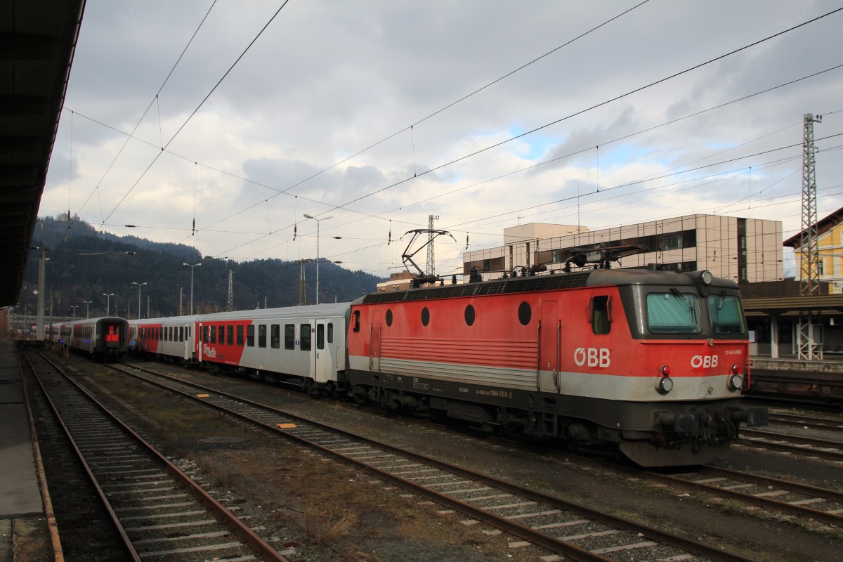 1144 069-2 am 25. Januar 2014 im Bahnhof von Kufstein.