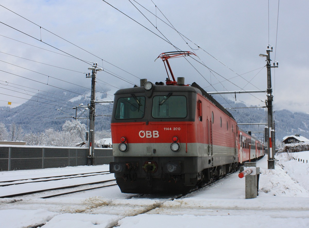 1144 200 bei der Ausfahrt aus St. Johann am 25. Januar 2014.