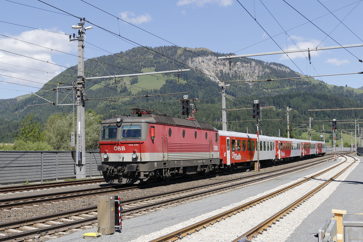 1144 233 mit einem Regionalzug aus Zell am See kommend am 26. Mai 2017 bei der Einfahrt in St. Johann.