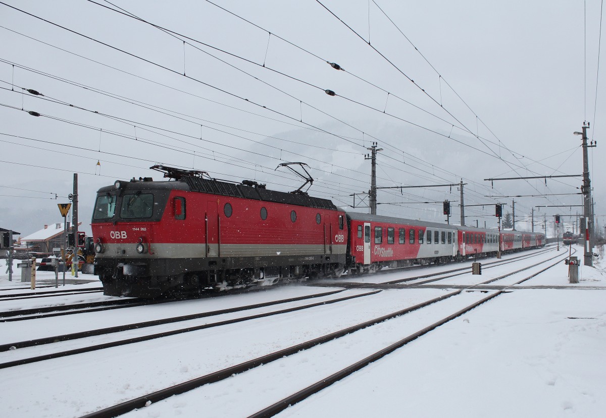 1144 265-6 mit einem Regionalzug am 24. Januar 2015 bei der Einfahrt in den Bahnhof von St. Johann.