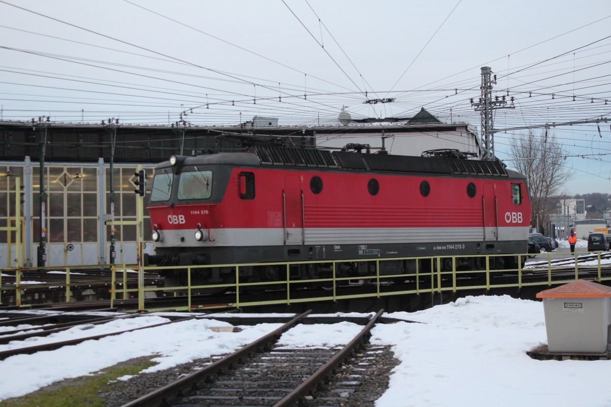 1144 276-3 am 5. Januar 2015 auf der Salzburger Drehscheibe.