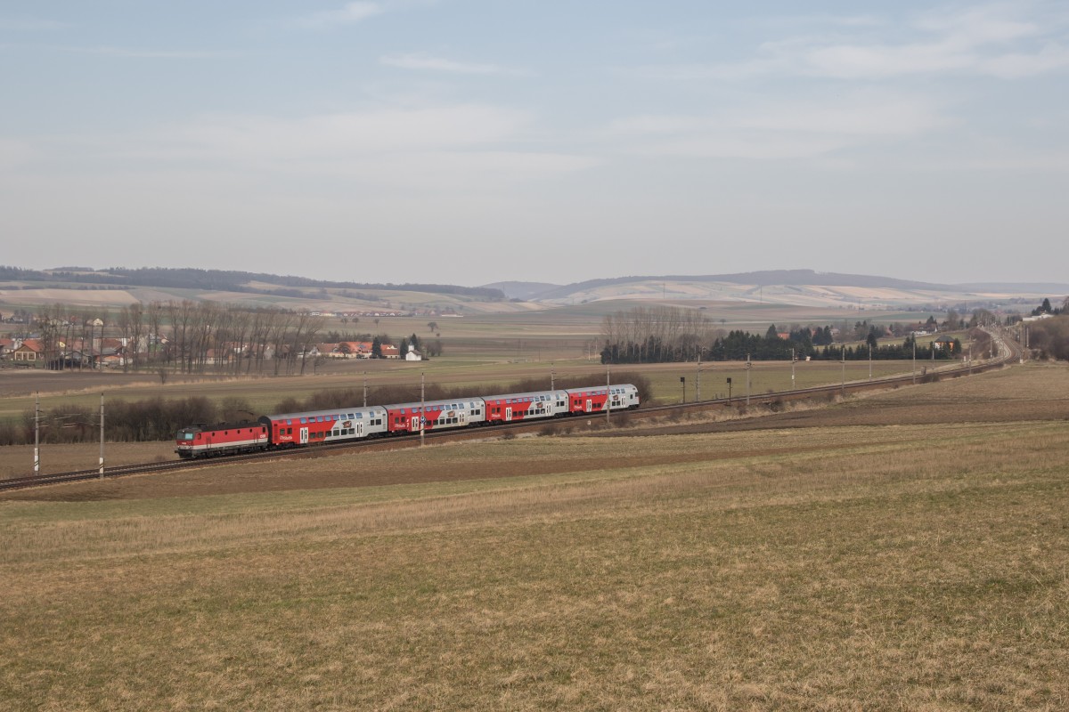 1144 2xx am 17. Mrz 2015 mit einem Regionalzug bei Neulengbach.