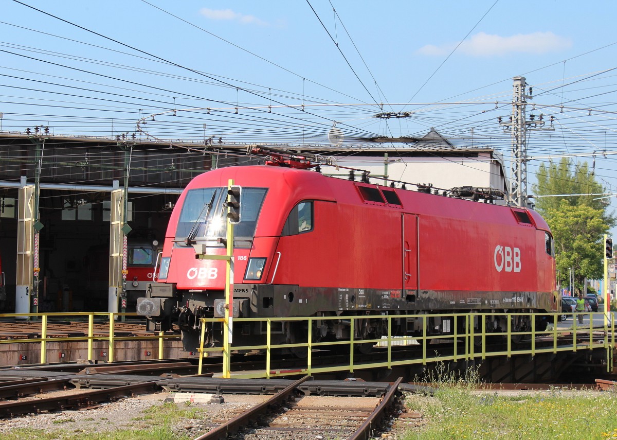 116 186-8 am 17. Juni 2012 auf der Drehscheibe im Depot Salzburg.
