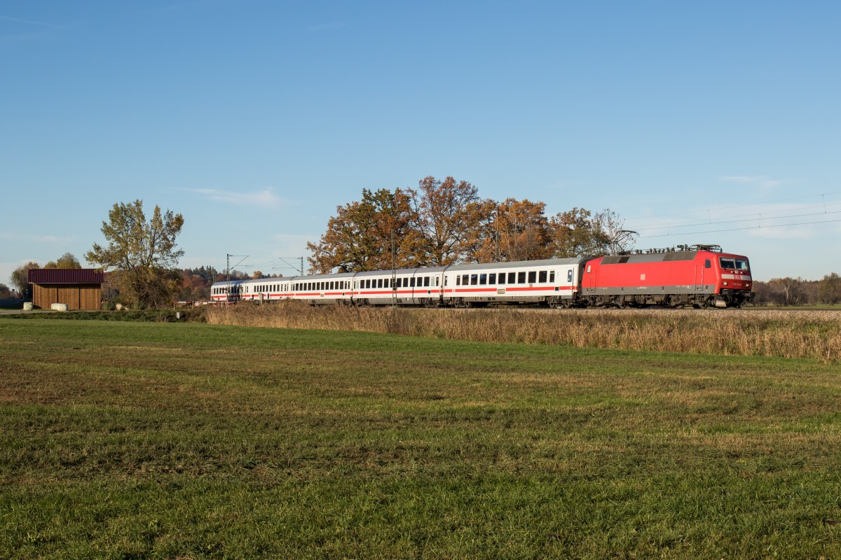 120 111-0 war am 2. November 2015 bei Weisham mit dem  EC Knigssee  in Richtung Freilassing unterwegs.