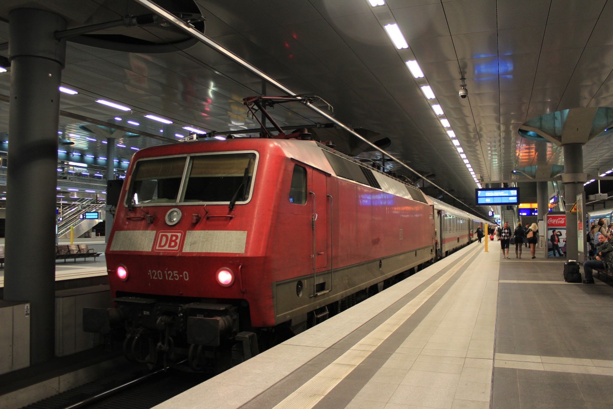 120 125-0 am 7. September 2012 im Berliner Hauptbahnhof.