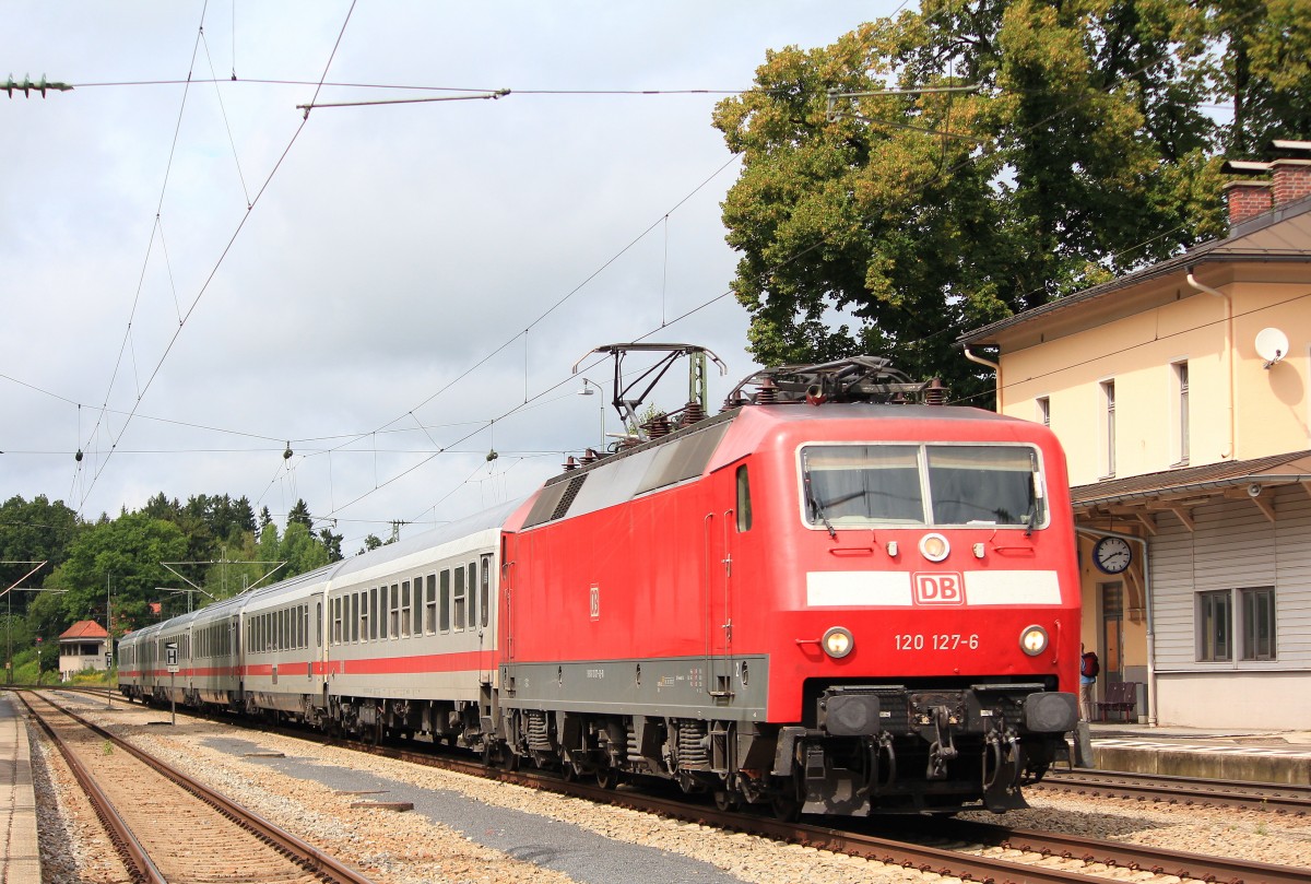 120 127-6 mit dem  IC Knigssee  am 16. August 2012 im Bahnhof von Assling.