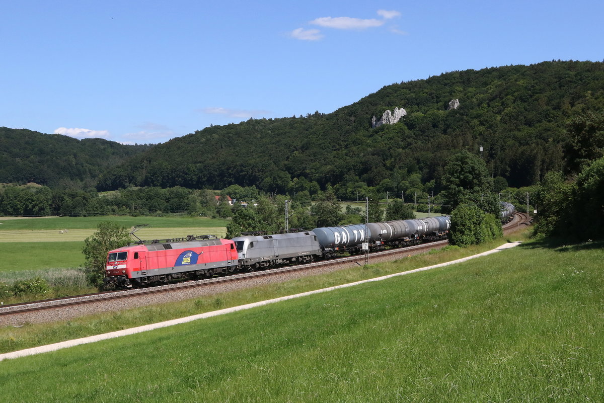 120 145 von  Widmer Rail Service  und 182 600 mit einem Kesselwagenzug aus Ingolstadt kommend am 24. Juni 2020 bei Dollnstein im Altmhltal.