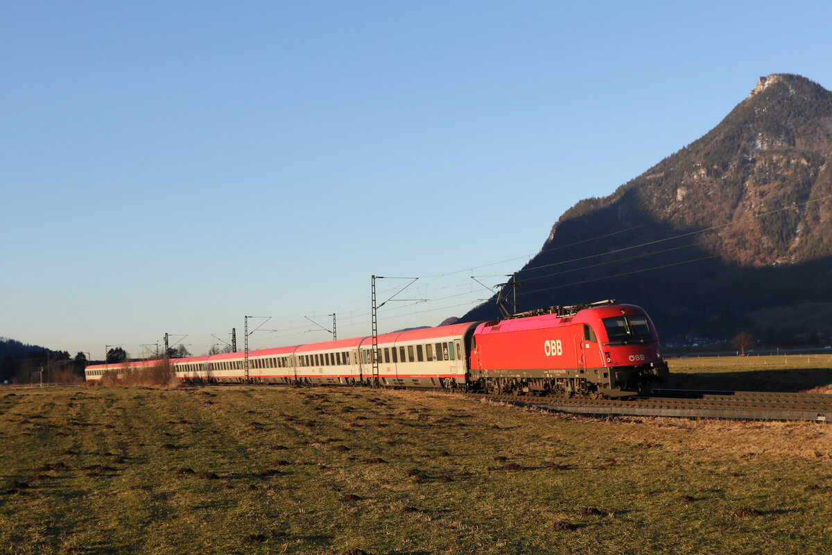 1216 001 mit einem  EC  auf dem Weg in Richtung Brenner am 9. Februar 2022 bei Niederaudorf im Inntal.