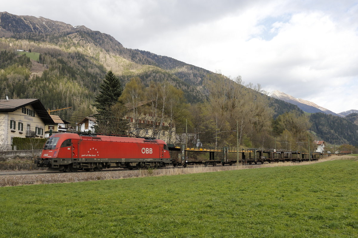 1216 003-4 war am 7. April 2017 mit einem leeren Autozug bei  Freienfeld/Campo di Trens  in Richtung Brenner unterwegs.