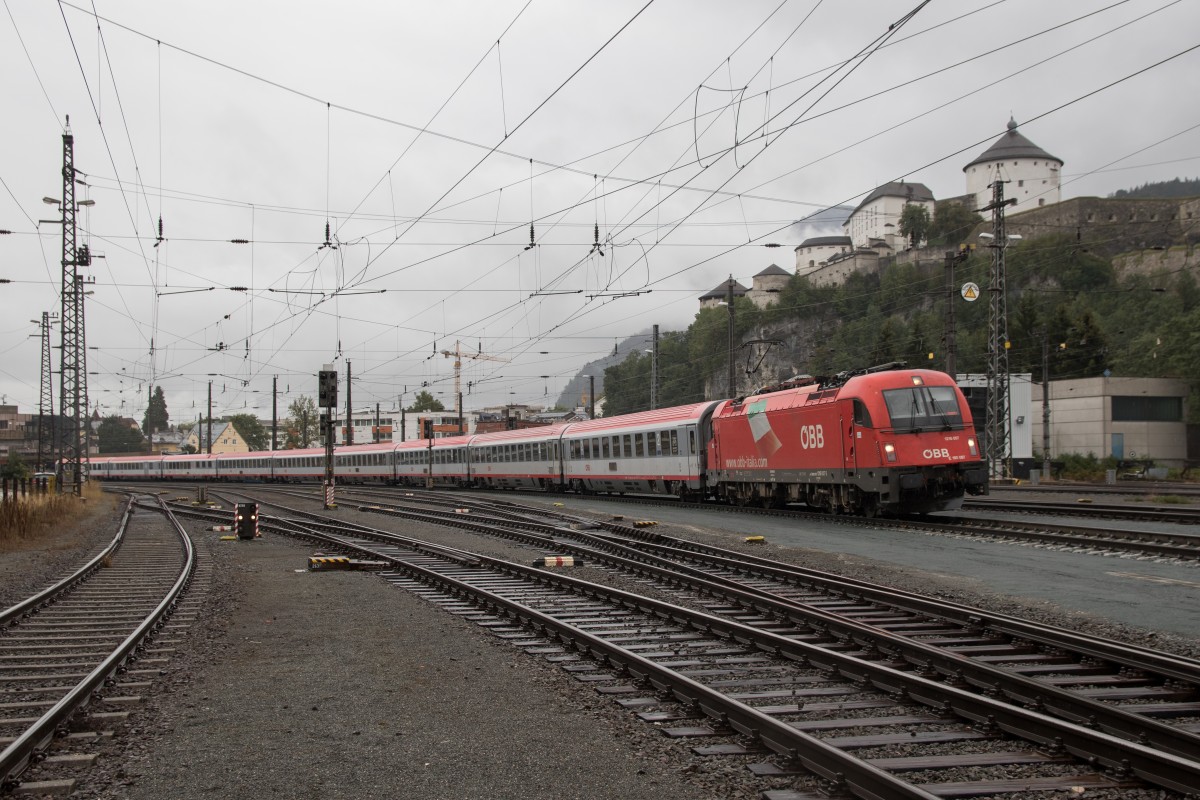 1216 007-5 bei der Ausfahrt aus dem Bahnhof von Kufstein am 25. August 2015.