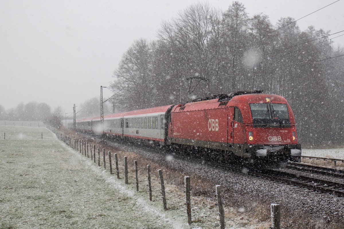 1216 009 aus Mnchen kommend bei dichtem Schneetreiben am 28. November 2015 bei Vogl.